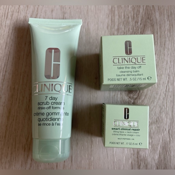 Clinique 7 Day Face Scrub Cream Rinse-Off Formula with Deluxe Samples - Picture 1 of 4